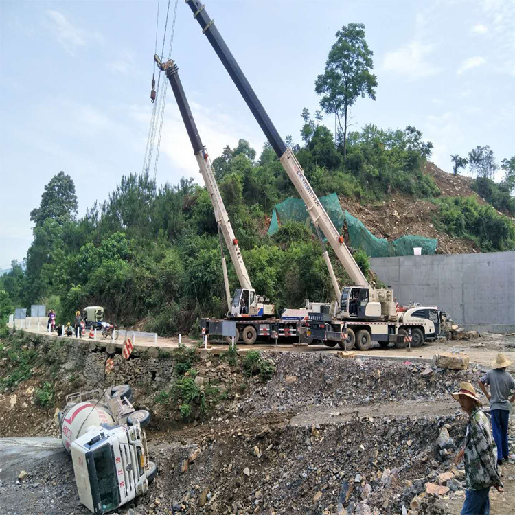 娄底汽车掉沟里叫吊车救援要多少钱